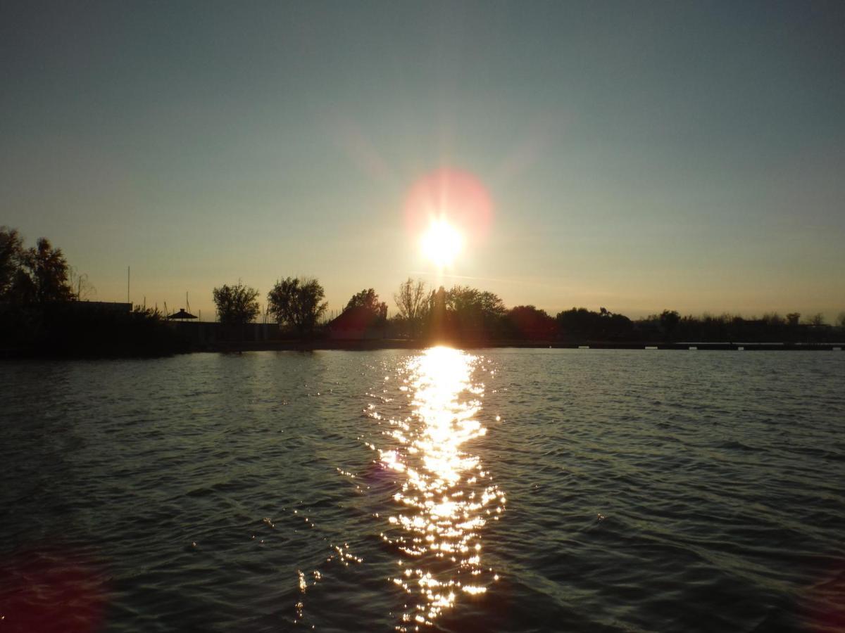 Pfahlbau Sunset I Toplage Elektroboot Inklusive Руст Экстерьер фото