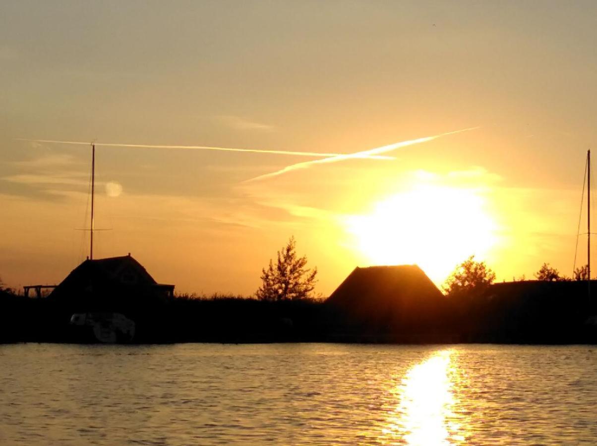 Pfahlbau Sunset I Toplage Elektroboot Inklusive Руст Экстерьер фото